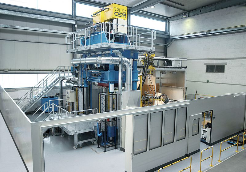 Bild 2: Zur Fertigung von Kofferraumladeböden besteht eine Komplettanlage aus Preforming, Robotertechnik, Presse und Sprühkabine. (Bild: Hennecke)