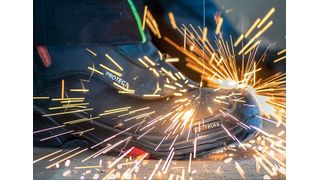 Heiße Flüssigkeiten und Metallspritzer laufen am Schaft des neuen robusten S3-Lederstiefels Björn von Hersteller Baak einfach herunter. Die Laufsohle verfügt über das höchste Level an Rutschhemmung und ist bis 300° hitzebeständig. Der Klett-Schnellverschluss sichert bei Bedarf ein schnelles Ausziehen. (Baak)