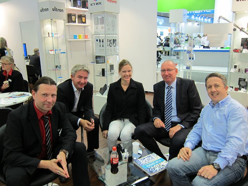 Gesellige Gruppe (v. l.): Oliver Krott, api, Frank Selle, ElectronicPartner, Hannah Lamotte, IT-BUSINESS, Lars Romanowski, api, Nils Stallmach, Seasonic (Bild: IT-BUSINESS)