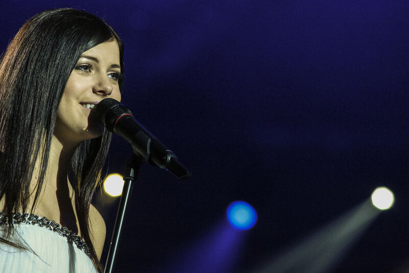 Eine Estländische Sängerin mit dem Drahtlos-Mikrofon von Sennheiser (Eurovision Song Contest)