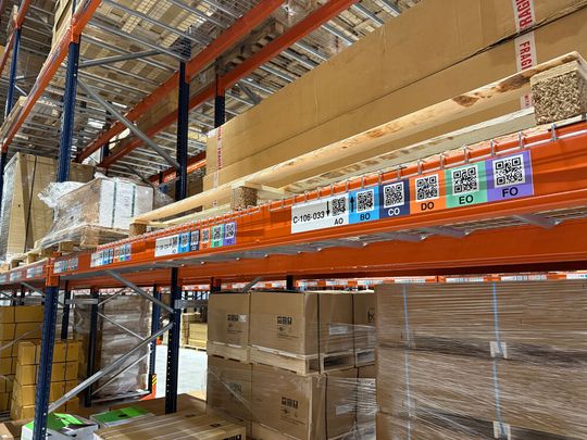 Auf den Stellplatzetiketten für die A-Ebenen der Palettenregale hat ONK bis zu sieben QR-Codes nebeneinander aufgedruckt und die verschiedenen Regalebenen farbcodiert. Auf diese Weise können die Mitarbeiter bei Ein- und Auslagerungen zusätzlich zum Warehouse-Management-System eine visuelle Sicherheitskontrolle durchführen.(Bild:  Yusen Logistics)