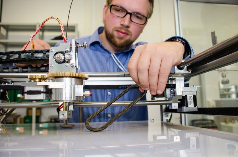 3D-Drucker im Innovationslabor für generative Fertigung am ILK in Dresden verarbeitet endlosfaserverstärkte Thermoplaste. (Bild: TUD/ILK)