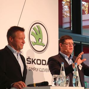 Der Geschäftsverlauf in diesem Jahr ist sehr positiv. Über steigende Renditen in den verschiedenen Geschäftsbereichen sowie bei kleinen wie großen Betrieben berichteten Jochen Müller (li.) und Kersten Borst vom Arbeitskreis Betriebswirtschaft.(Bild:  Grimm / »kfz-betrieb«)