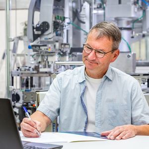 Schubert erweitert sein Schulungsangebot um eine neuentwickelte digitale Lernplattform mit Inhalten on demand, die Kunden selbstständig abrufen können.(Bild:  Gerhard Schubert GmbH)