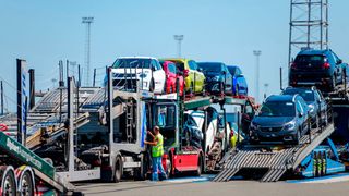 Die Autotransporteure haben derzeit nicht allzu viel zu tun. Die Zahl der Neuzulassungen sinkt. (Bild: ECG)