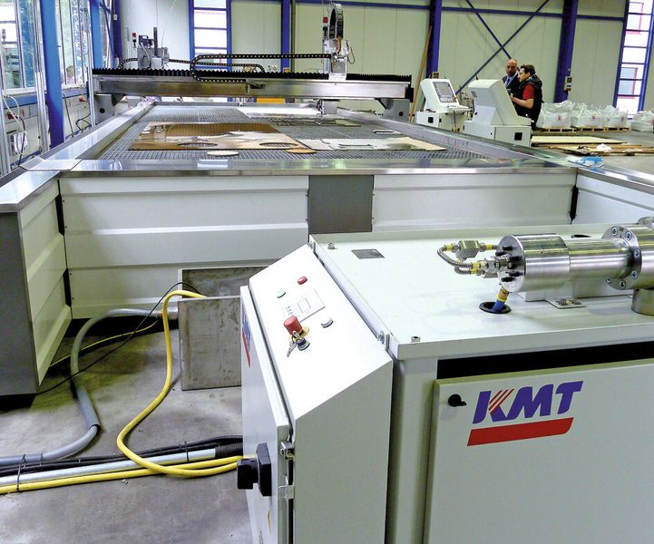 Hezinger setzt bei seinen Wasserstrahl- und Plasmaschneidanlagen nur bewährte Produkte marktführender Hersteller ein, wie beispielsweise die Hochdruckpumpe Streamline von KMT Waterjet Systems. (Bild: Kuhn)