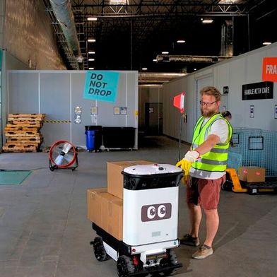 Indoor-Outdoor-AMR sollen die Lücke zwischen Innen- und Außenbereich in der Werkslogistik schließen. (Bild: Cartken)