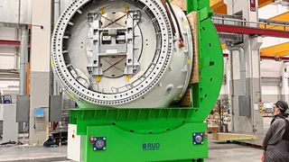 Bis zu 65 Tonnen und drei verschiedene Nabengrößen kann der RUD Tecdos TM sicher aufnehmen und wenden. (Bild: RUD)