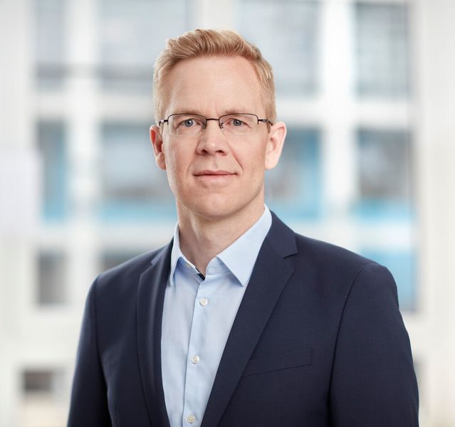 Philip Nelles, Leiter der Geschäftseinheit Mobile Fluid Systems, wurde mit Wirkung ab 1. Juni 2021 in den Vorstand berufen und verantwortet dort künftig das Geschäftsfeld ContiTech. Philip Nelles ist Wirtschaftsingenieur. Nach Ende seiner Hochschulausbildung begann er im Jahr 2000 in einem Traineeprogramm seine Laufbahn bei Continental im heutigen Geschäftsfeld Conti Tech. Bis Ende 2009 bekleidete er Führungspositionen in der Geschäftseinheit Mobile Fluid Systems in Deutschland, Schweden und Ungarn. Von 2010 bis 2015 leitete er das weltweite Segment Fahrzeug-Erstausrüstung in der Geschäftseinheit Power Transmission Group. Zwischen Mitte 2015 und 2018 leitete er diese, bevor er 2018 in die Geschäftseinheit Mobile Fluid Systems wechselte. Philip Nelles ist verheiratet und hat vier Kinder. (Continental)