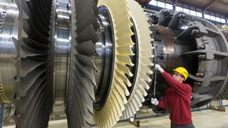 Die Gasturbine SGT5-8000H als Herstück des GuD-Kraftwerks wird derzeit noch in Berlin montiert. (Bild: Siemens/Dietmar Gust)