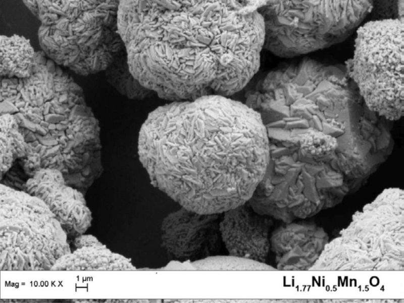REM-Aufnahme: Dieses kobaldfreie Kathodenpulver kann die Energiedichte eines Lithium-Ionen-Akkus um 40% steigern. (Bild: ZSW)