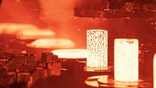 Schmieden, wie hier auf einer automatischen Presse, ist energieintensiv. Neumayer hat nicht nur diesen Fertigungsschritt sondern auch die Konstruktion der Schmiedeteile optimiert. (Bild: fokusiert fotografie/Konstantin Werner)