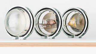 Drei von zehn Detektormodulen, die an einem 500 Meter langen Stahlseil hängen, das Ende September 2020 in 2660 m Tiefe auf dem Meeresboden befestigt wird. (Simon Freund / TUM)