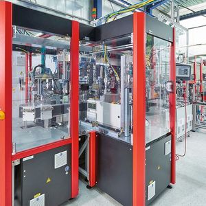 Vollautomatische Anlage für die Automobilindustrie mit 37 Bearbeitungsstationen.