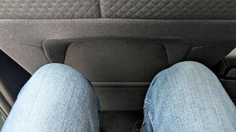 Wenn der Vordersitz auf den knapp 1,90 Meter großen Autor eingestellt ist und dahinter noch so viel Beinfreiheit herrscht, kann man angesichts von unter 4,4 Metern Außenlänge von hervorragender Raumausnutzung sprechen. (Bild: Rosenow – VCG)