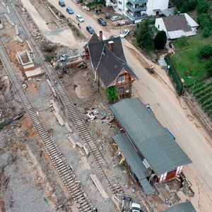 Aber auch Bahnhöfe, Haltepunkte und die Technik hat es teils schwer getroffen.(Bild:  Deutsche Bahn)