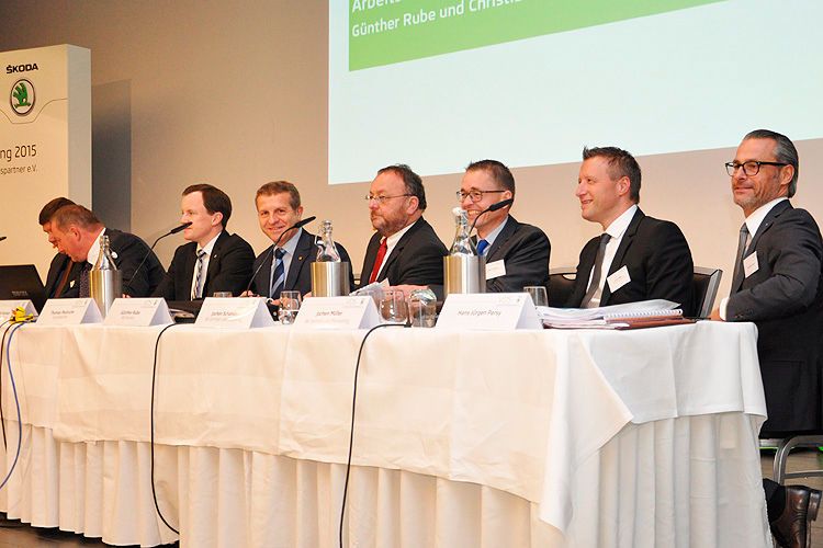 Der Vorstand des Skoda-Händlerverbands stellte sich am Samstag auf der Jahreshauptverammlung den Anliegen der 300 Teilnehmer. (Foto: Grimm)