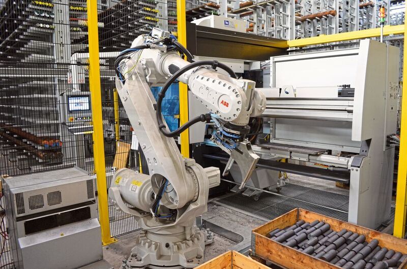 Personal entlastet: An den Kreissägen entnehmen Roboter die Abschnitte und kommissionieren diese auftragsbezogen auf  Paletten.  (Kasto)