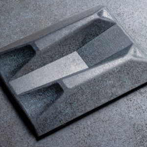 Ein speziell entwickelter Oberflächenaufbau auf PP-Basis verbindet sich unter Hitze und Druck mit dem Naturfaserverbund zu einer stabilen Matrix.(Bild:  Leonhard Kurz)