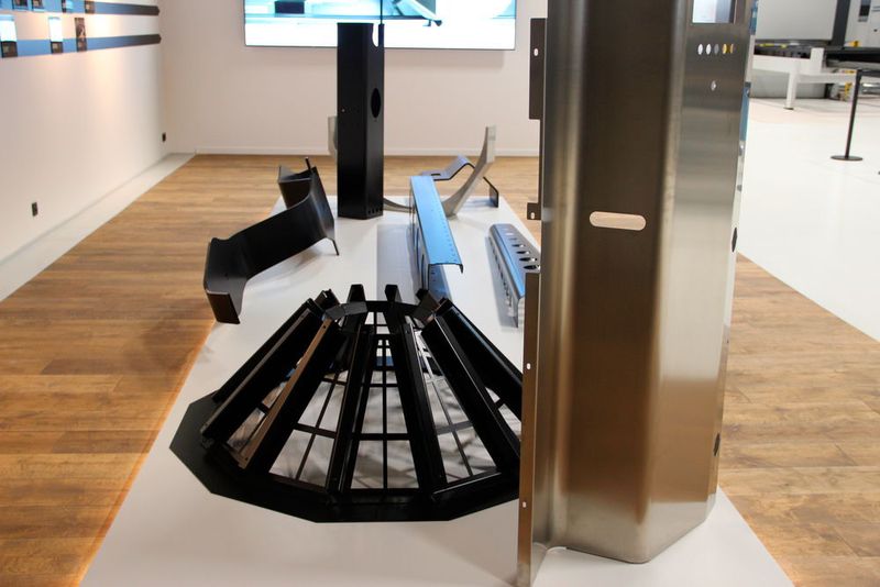 Zu jeder Maschine zeigt LVD Bauteile, die damit hergestellt wurden. (Itasse)