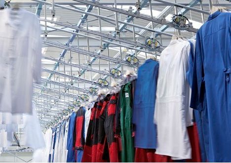 Millionen von Menschen in Deutschland tragen Berufskleidung – hier liegt besonders viel Potenzial für eine Textilwende.(Bild:  Mewa)