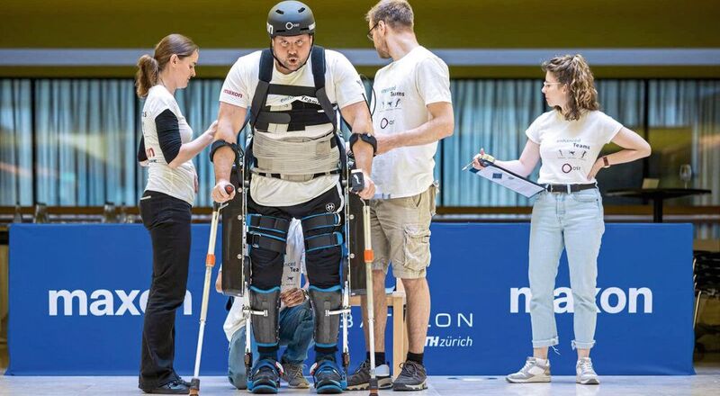 Als Plattform vernetzt Cybathlon die Gesellschaft, die Forschung und Entwicklung und Menschen mit Behinderungen auf einzigartige Art und Weise. Der Wettkampf beinhaltet acht verschiedene Disziplinen, u. a. ein Exoskelett-Rennen.