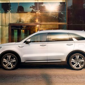 Erstmals setzen die Koreaner in dieser Baureihe auf einen Hybridantrieb.(Bild:  Kia)