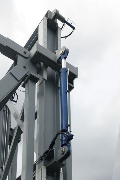 Über Hydraulikzylinder kann die gesamte Anlage von der unteren Betriebsstellung 1,50 m auf bis zu 4,65 m stufenlos angehoben werden. (Bild: Stefanie Michel)