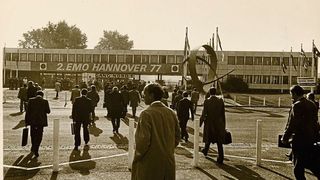 Die Besucher strömen auf die 2. EMO Messe in Hannover.  (Bild: Verein Deutscher Werkzeugmaschinenfabriken e.V.)