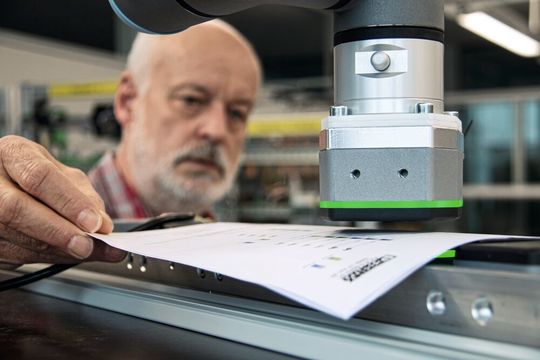 NearFi ermöglicht eine kontaktlose Energie- und Datenübertragung sogar durch nicht-metallische Materialien hindurch.(Bild:  Phoenix Contact)