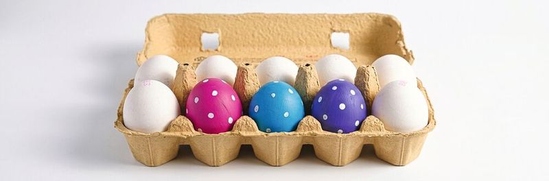 Bunt gefärbte Eier gehören immer noch für viele zu Oster dazu. So steigt an den Osterfeiertagen in Deutschland traditionell auch der Eierverbrauch – ob beim Frühstück, beim Backen oder als Snack zwischendurch. Gerade jetzt stellt sich daher die Frage, wie gesund Eier sind. (Bild:  Gemini / 3.1 Flash Image / KI-generiert)
