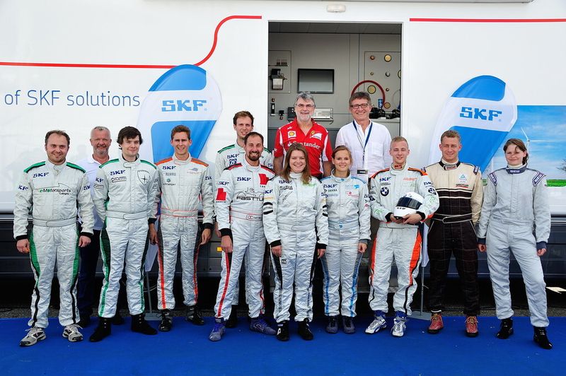 Seite an Seite in die Motorsport-Zukunft: Umringt von Formula Student-Piloten schmiedeten Ferraris Formel 1-Ingenieur Dieter Gundel und Manfred E. Neubert, Vorsitzender der Geschäftsführung der SKF GmbH (Bildmitte), schon Pläne für kommende Projekte. (Bild: Frank-Michael Anton)