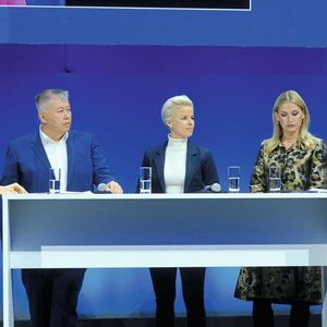 Zur Diskussion rund um Digitalisierung, KI und Fachkräftemangel in Autohäusern und Kfz-Werkstätten bat (v.l.) Moderatorin Petra Bindl den BIV-Vorstand Jeffrey Kilian sowie die Unternehmerinnen Belinda Erkner, Tessa Kramer-Biermann und Petra Wieseler.(Bild:  Zietz – VCG)