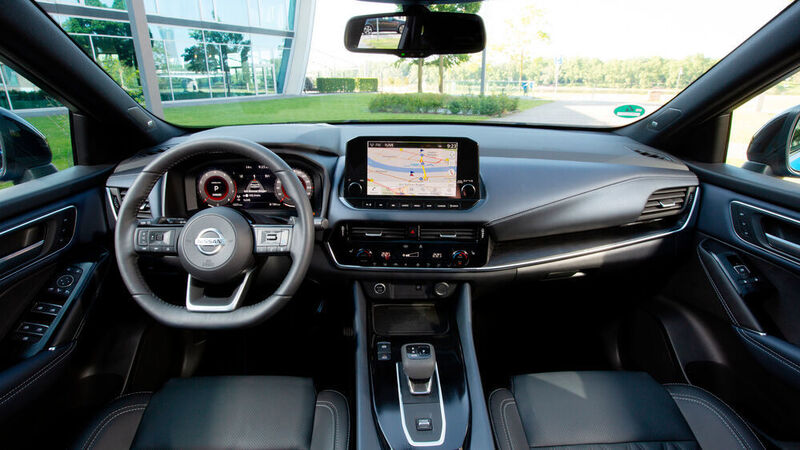 Im Innenraum fällt der Blick auf drei Bildschirme. (Nissan)