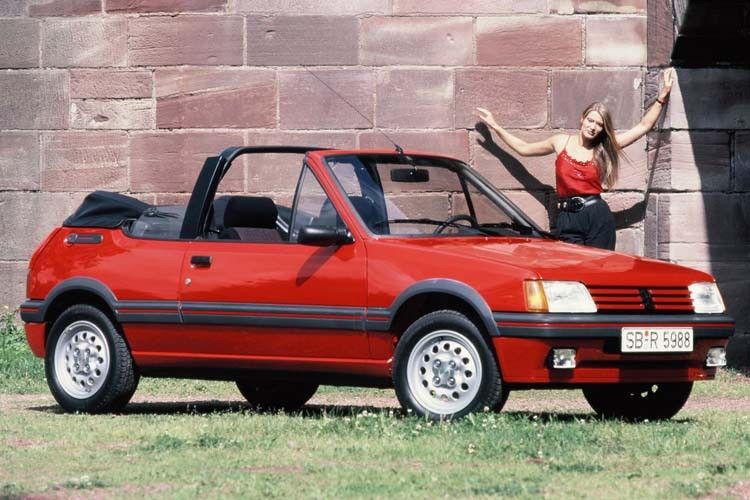 Nicht nur als schicke drei- und fünftürige Fließhecklimousine, sondern vor allem auch als elegantes Cabriolet machte sich der Peugeot 205 einen Namen. (Foto: Peugeot)