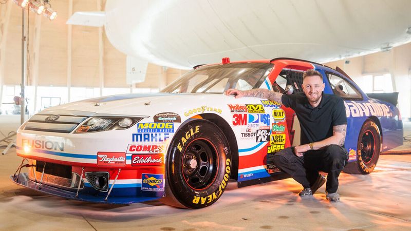 Die Essen Motor Show feierte das 75-jährige Bestehen des amerikanischen Rennsportverbands Nascar mit einem Special und präsentiert 16 Fahrzeuge aus verschiedenen Serien. Mit dabei war dieser Ford Fusion #17 aus dem Jahr 2010 im Besitz von Marc Wolt. (Bild: Messe Essen)