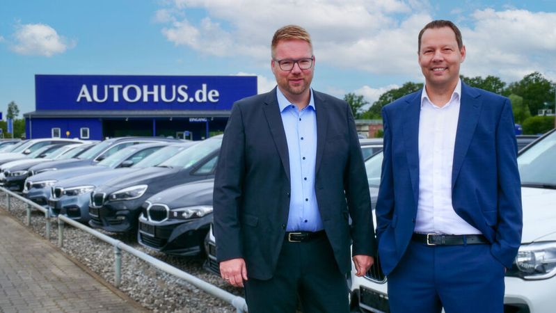 Rouven Enghard (re.) ist neuer Vorstandsvorsitzender von Dat Autohus. Neu im Führungsteam ist Axel Ziehlke (li.) als Prokurist.(Bild:  Dat Autohus)