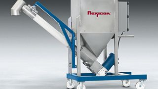 Flexible Spiralförderung mit niedriger Bauhöhe und integrierter 250-Liter-Vorlage  (Bild: Flexicon)