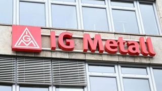 Im Herbst finden wieder Tarifverhandlungen für die Mitarbeiter der Metall- und Elektrobranche statt, weil der seit 2024 bestehende Vertrag ausläuft. Diesmal gibt es aber etwas Besonderes anzumerken! Denn die Gewerkschaft will ihre Forderungen nicht schon im Sommer kundtun ... (Bild: IG Metall)