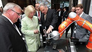 Dr. Hubert Waltl, Mitglied des Vorstands der Marke Volkswagen für den Bereich Produktion und Logistik, Prof. Dr. Johanna Wanka, Bundesministerin für Bildung und Forschung und Dr. Albrecht Stalmann, Volkswagen AG, (von links) am Projektstand „Neue lasergestützte Leichtbauverfahren für kleine und mittlere Stückzahlen“ der Innovationsallianz InnoCaT. (Foto: Matthias Leitzke, www.photodesign-wolfsburg.de)