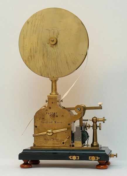 1874 entwickelte Edison die Quadruplex-Übertragungstechnik für die Telegrafie. Das Bild zeigt einen Telegrafen-Reliefschreiber, der 1861 von Siegfried Marcus gebaut wurde.  (gemeinfrei)