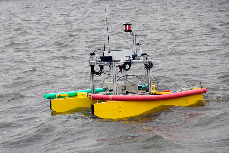 Das Überwasserfahrzeug dient als Ortungsreferenz und Kommunikationsknoten für die Unterwasserfahrzeuge und hält Funkverbindung mit der Operationszentrale. Zudem transportiert es die zusätzliche Technik für die Unterwasserfahrzeuge.  (Jade HS)