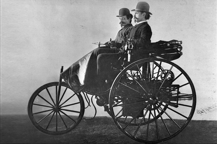 Es ist die technische Eigenständigkeit, die den Patent-Motorwagen zum ersten Auto macht. Seine Konstruktion umfasst das gesamte Fahrzeug, weil ein Fahrzeug mit Verbrennungsmotor anderen technischen Gesetzen folgt als eine motorisierte Pferdekutsche. Im Bild Carl Benz (vorn) auf seinem Patent-Motorwagen Typ III zusammen mit Friedrich von Fischer, Mitglied der Geschäftsführung bei Benz&Cie.. (Daimler)