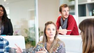 Ein Meeting unter Kollegen: Zufriedenheit im Job hängt nicht so sehr vom Einkommen ab als vielmehr von der persönlichen Freiheit, dem fairen Umgang mit den Mitarbeitern sowie dem Stolz auf das Unternehmen. Vor allem das Fehlen von Respekt und Fairness macht Mitarbeiter unglücklich. (Bild: gemeinfrei)