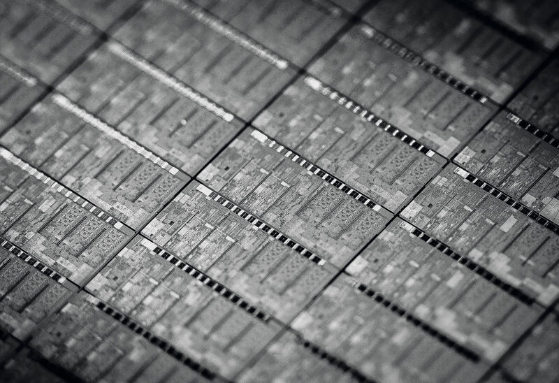 Ein Wafer mit Core-M-Dies unter dem Mikroskop. Der Core M ist der erste 14-Nanometer-Prozessor von Intel. (Bild: Intel)