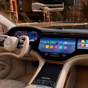 Optional gibt es künftig im EQS eine Steer-by-Wire-Lenkung ohne mechanische Verbindung zwischen Lenkrad und Rädern.(Bild:  Mercedes-Benz)