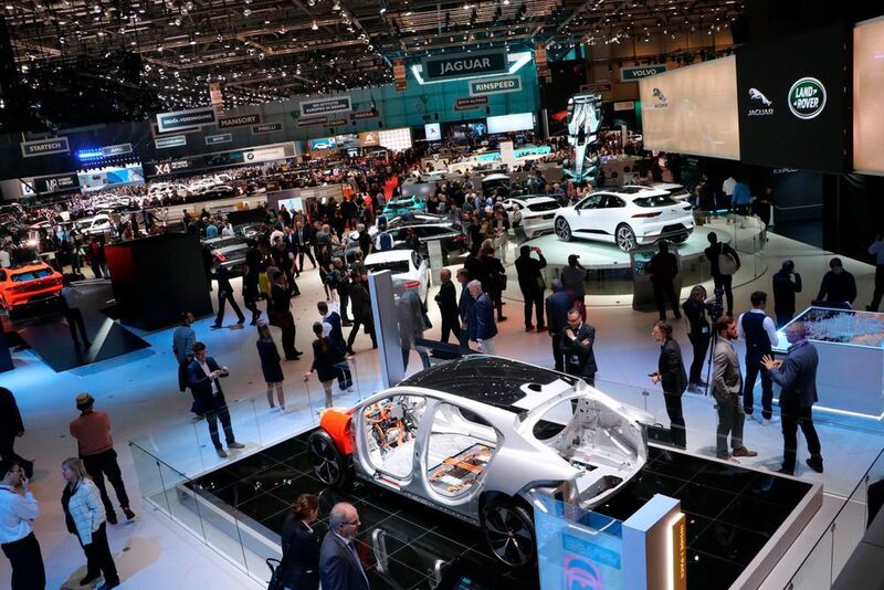 Der britische Hersteller Jaguar spricht, zeigt und produziert ab 2018 das vollelektrisch angetriebene SUV Jaguar i-Pace in Serie. Am Schnittmodell konnte bereits der Aufbau der Aluminiumkarosserie studiert und mit dem Fertigfahrzeug im Hintergrund verglichen werden. (KLasing)
