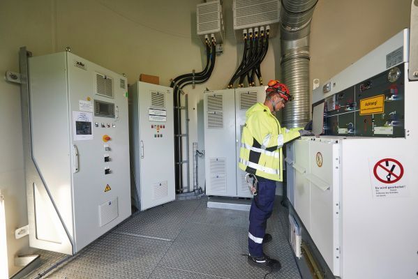 Bild 2: Im Turm die Bottom-Box (links) mit der TS-8-Schaltschranktechnik von Rittal inklusive Wandmontage für Vibrationsschutz. (Rittal)