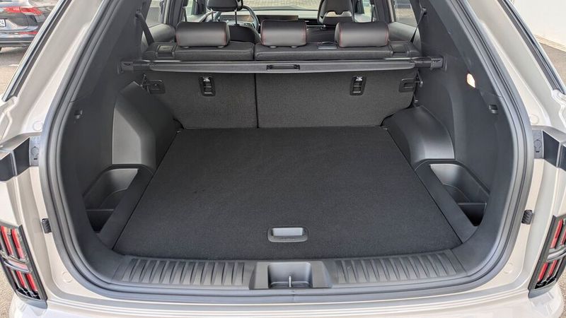 Der Kofferraum bietet mit 668 Litern ein sehr ordentliches Volumen, allerdings nur wenig Variabilität. Ein paar Fächer unter der Bodenplatte und eine 1:2 umlegbare Rücksitzbank – das ist alles. (Bild: Rosenow – VCG)