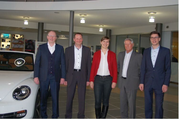 Neue und alte Führungsmannschaft: Michael Ostermaier, Thomas Attenberger, Veronika Ostermaier, Erich Holzer und Max Ostermaier (v.l.n.r.). (Foto: Schwickal)